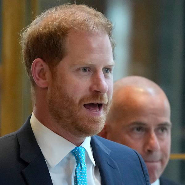 Der britische Prinz Harry (l) kommt zur Preisverleihung der Wohltätigkeitsorganisiation WellChild an.