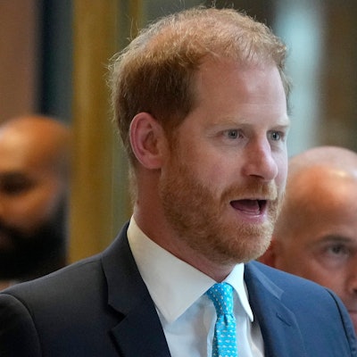 Der britische Prinz Harry (l) kommt zur Preisverleihung der Wohltätigkeitsorganisiation WellChild an.