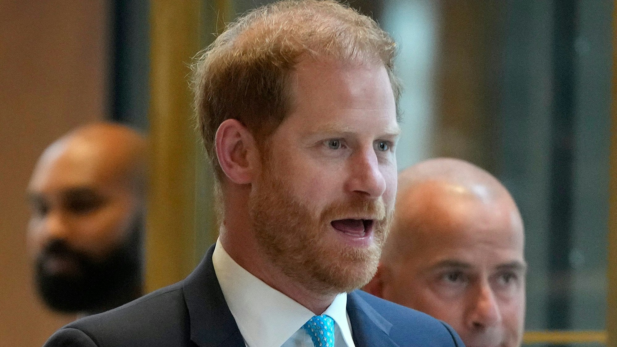 Der britische Prinz Harry (l) kommt zur Preisverleihung der Wohltätigkeitsorganisiation WellChild an.