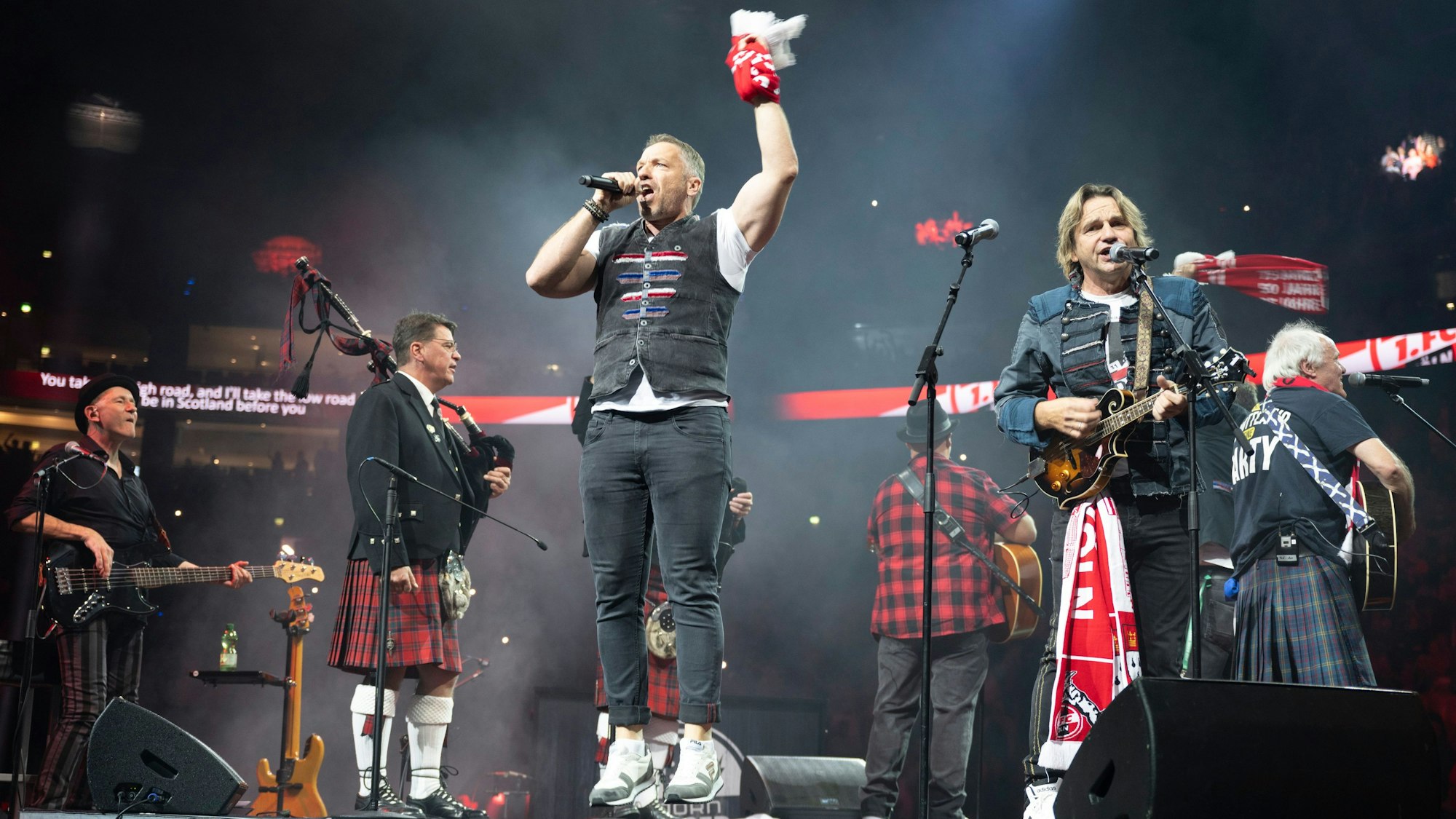 Die Höhner sangen die FC-Hymne.