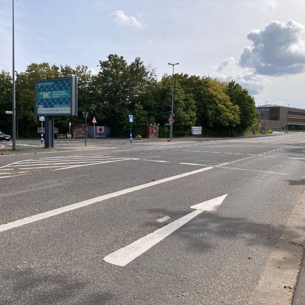 Blick auf eine Kreuzung zweier mehrspuriger Straßen.