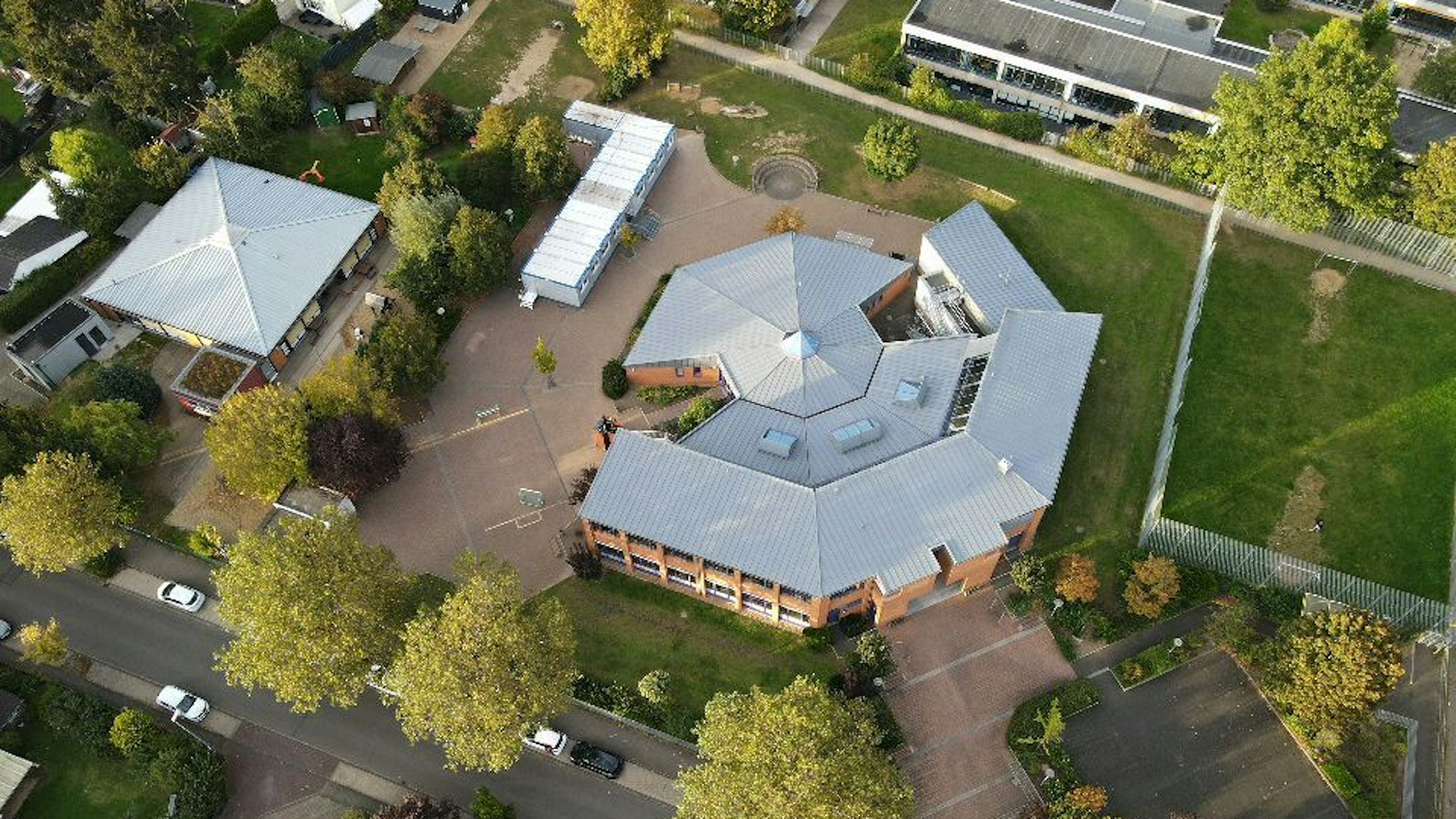 Das Bild zeigt das Areal der Weststadtschule und der Kita Winkelpfad aus der Luft.