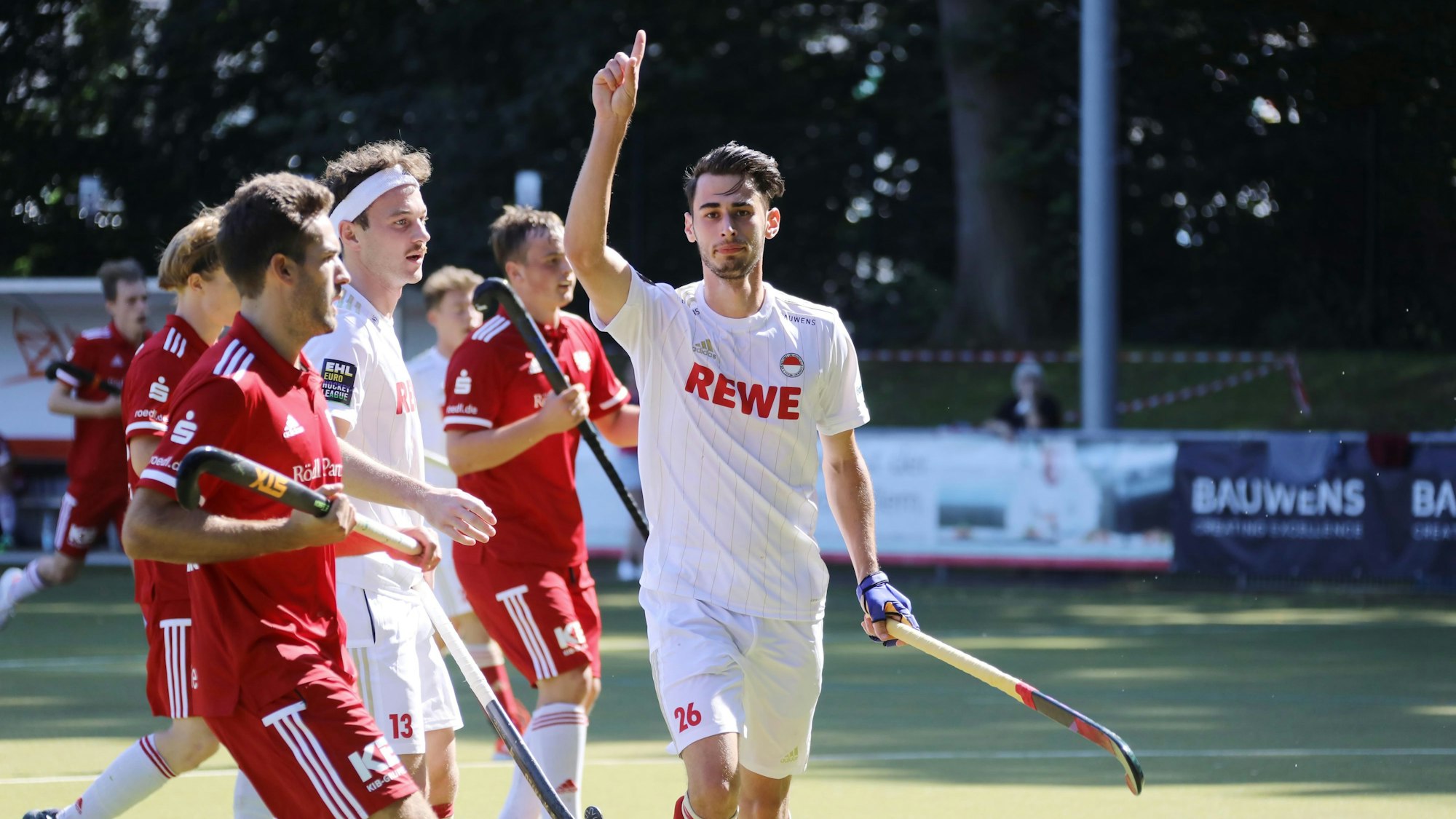 RW Köln - Nürnberger HTC Hockey Bundesliga Herren 2021 2022 Olympiaweg Köln Deutschland 05.09.2021 2:0 durch Elian Mazkour (RW Köln) Links: Florian Pelzner (RW Köln) Copyright Eduard Bopp Sportfotografie mail@fotobopp.de