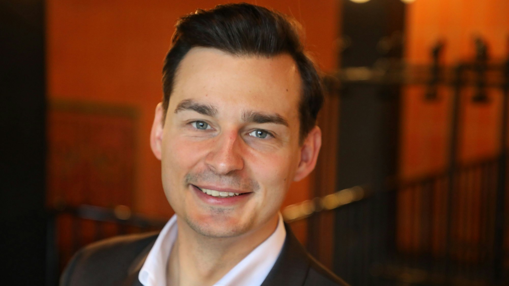 Der Bergisch Gladbacher Bürgermeisterkandidat von SPD und Grünen, Marcel Kreutz (37), am Samstag (28.9.) a Rande des Kreisparteitags der SPD im Bergisch Gladbacher Bürgerhaus Bergischer Löwe.
