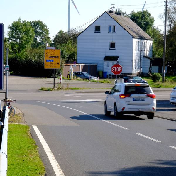 Am Grenzübergang Hergersberg bei Losheim fährt ein weißer Pkw von Belgien nach Deutschland.