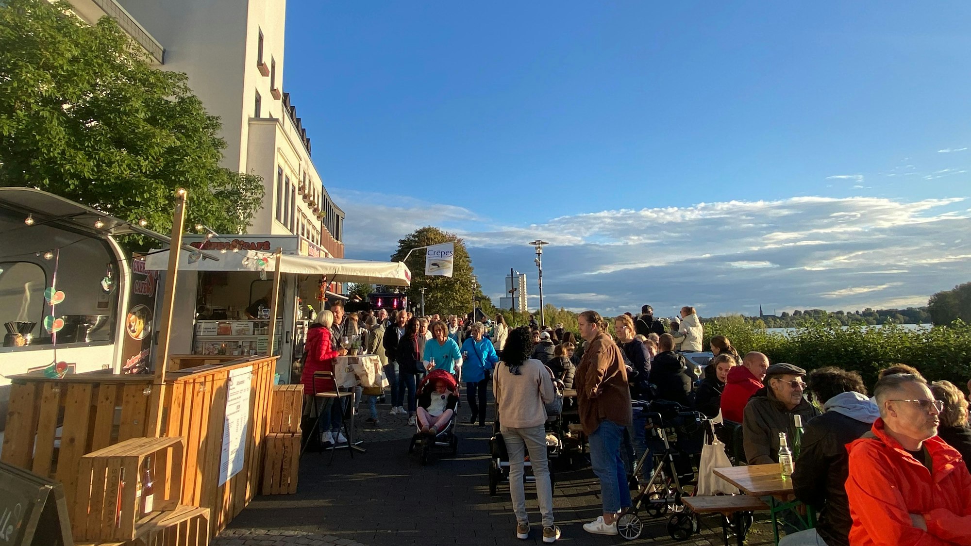 Das Porzer Rheinufer wurde zur viel genutzten Sonnenterrasse für Gäste, die Wein, Unterhaltung und Geselligkeit genossen.