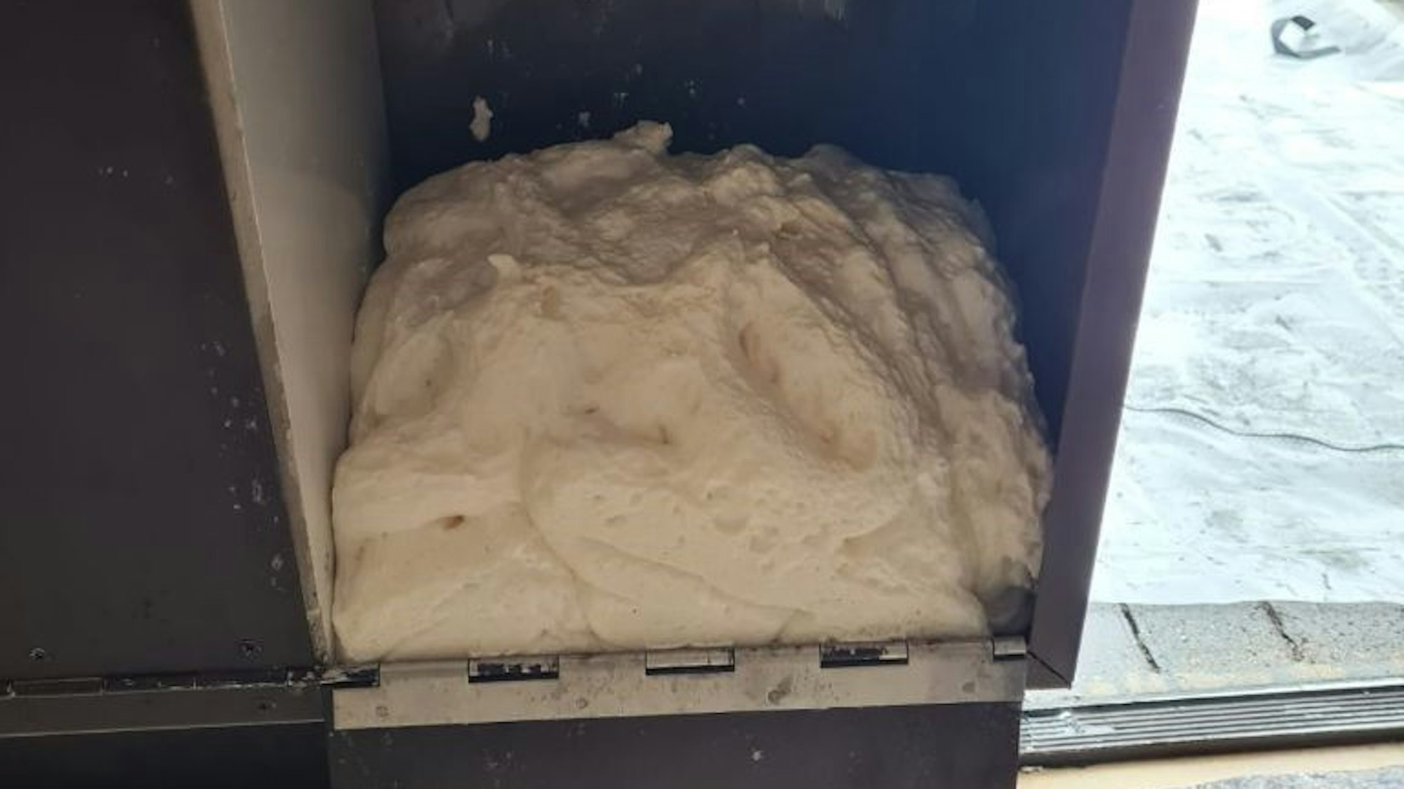 Der Briefkasten wurde mit Bauschaum verwüstet.