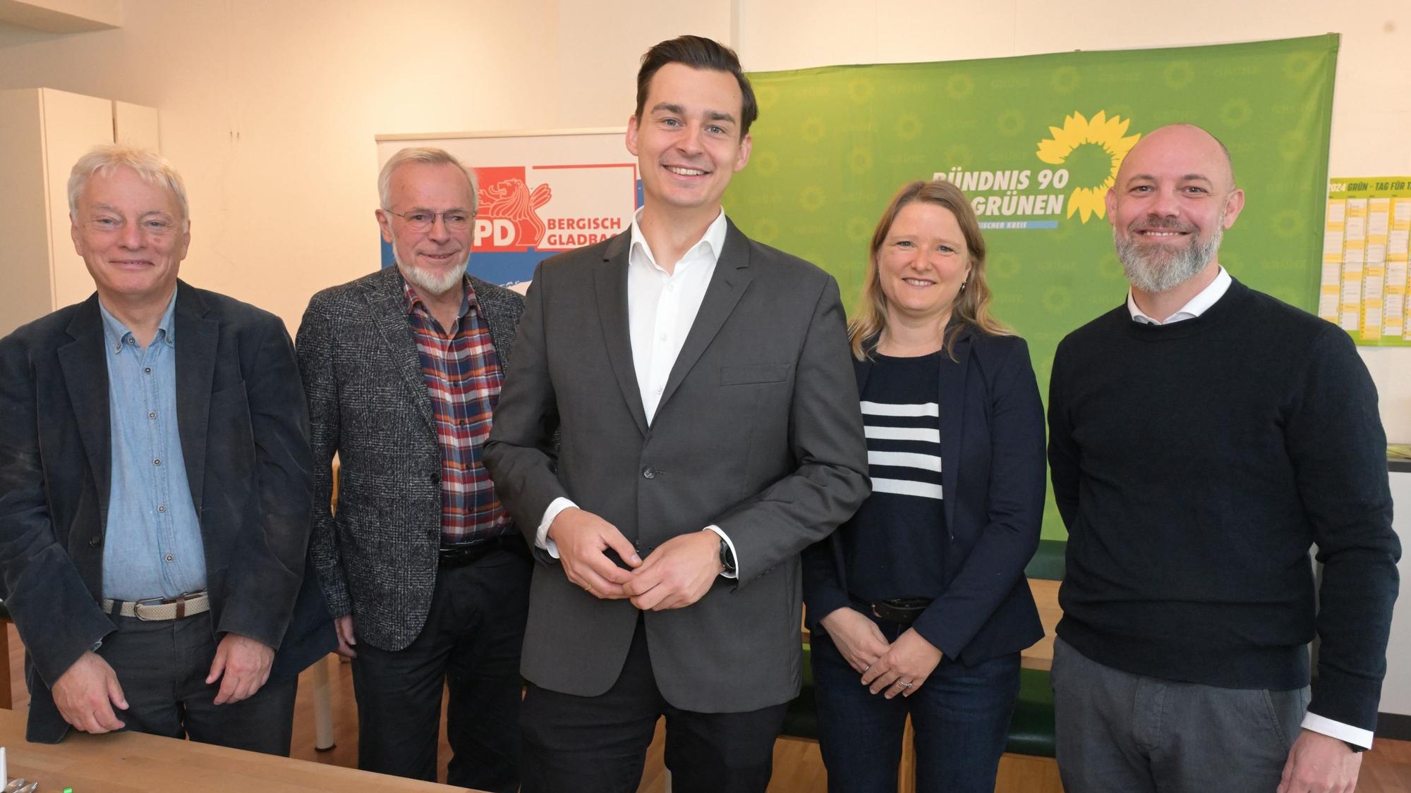 Gemeinsamer Bürgermeisterkandidat der Grünen und der SPD Marcel Kreutz (Bildmitte).