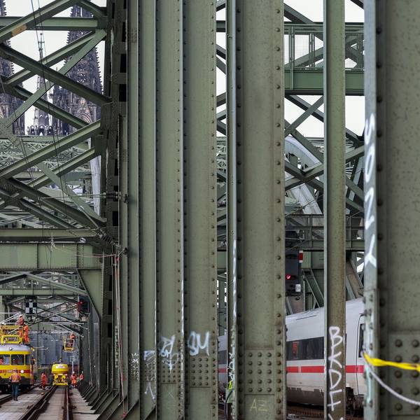 Die Deutsche Bahn baut auf der Hohenzollernbrücke neue Signalbrücken für das elektronische Stellwerk.