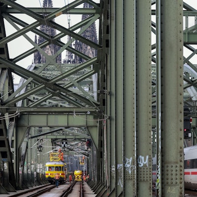 Die Deutsche Bahn baut auf der Hohenzollernbrücke neue Signalbrücken für das elektronische Stellwerk.