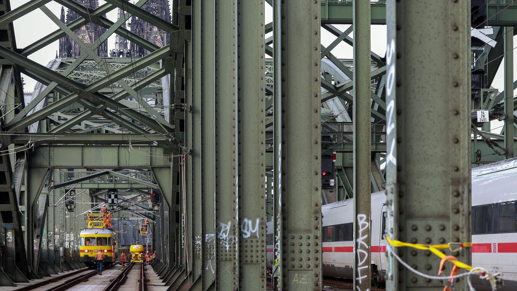 Die Deutsche Bahn baut auf der Hohenzollernbrücke neue Signalbrücken für das elektronische Stellwerk.
