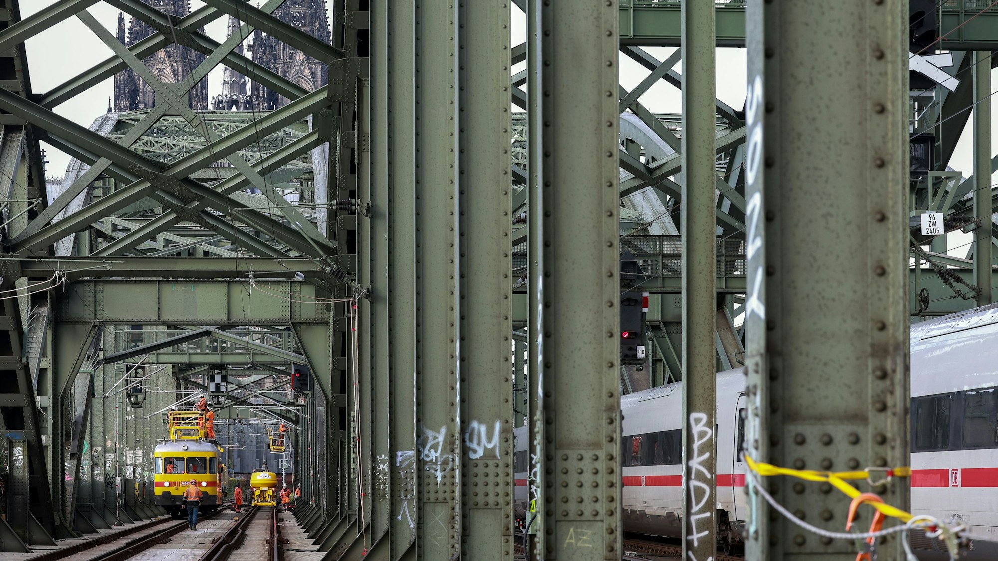 Die Deutsche Bahn baut auf der Hohenzollernbrücke neue Signalbrücken für das elektronische Stellwerk.