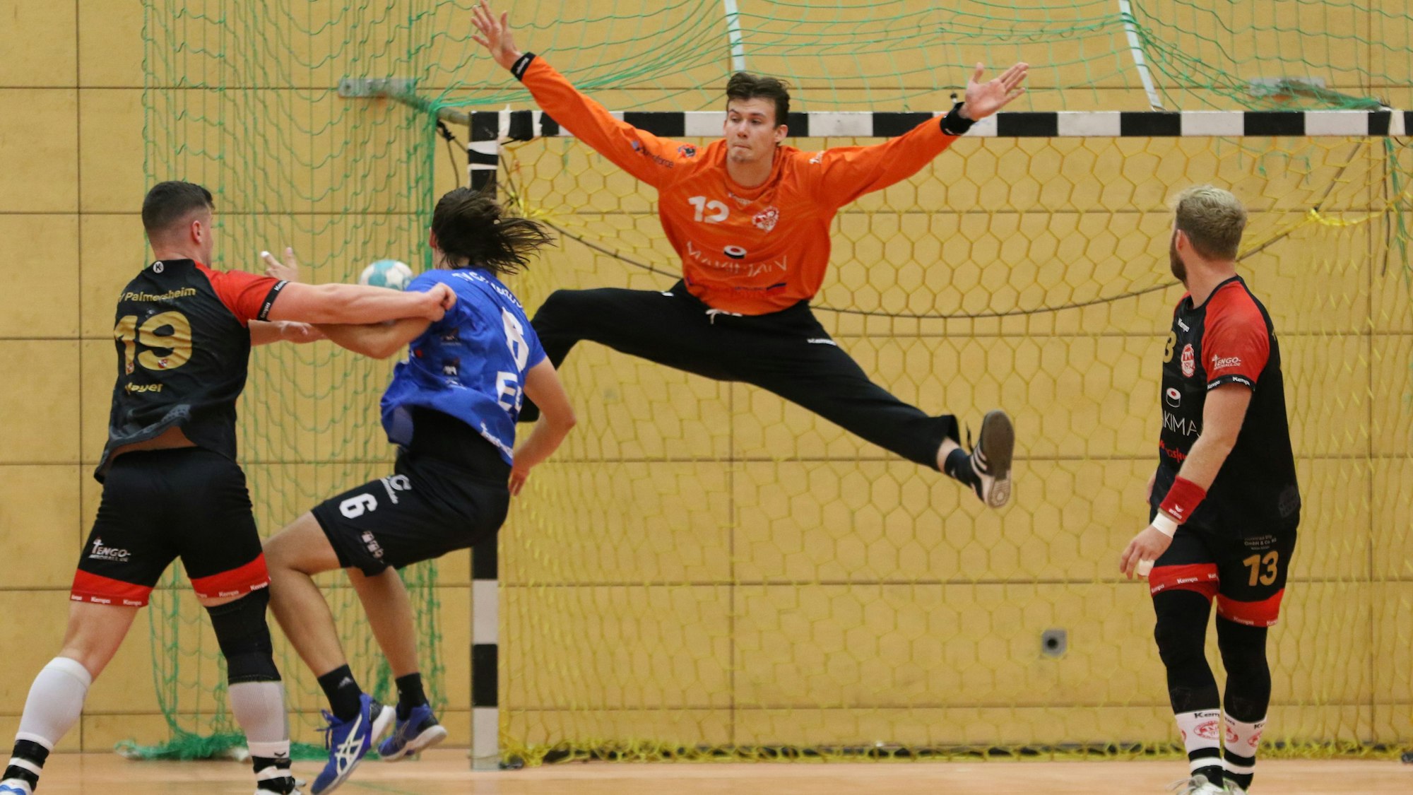 Das Bild zeigt den Palmersheimer Goalie, wie er spektakulär in der Luft hängt und so den Ball pariert.