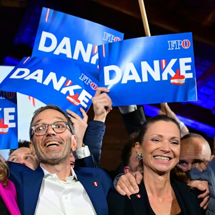 Dagmar Belakowitsch (FPÖ, l-r), Herbert Kickl, Vorsitzender der Freiheitlichen Partei Österreichs (FPÖ), und Susanne Fürst (FPÖ) feiern bei der FPÖ-Wahlparty im Rahmen der Nationalratswahl.