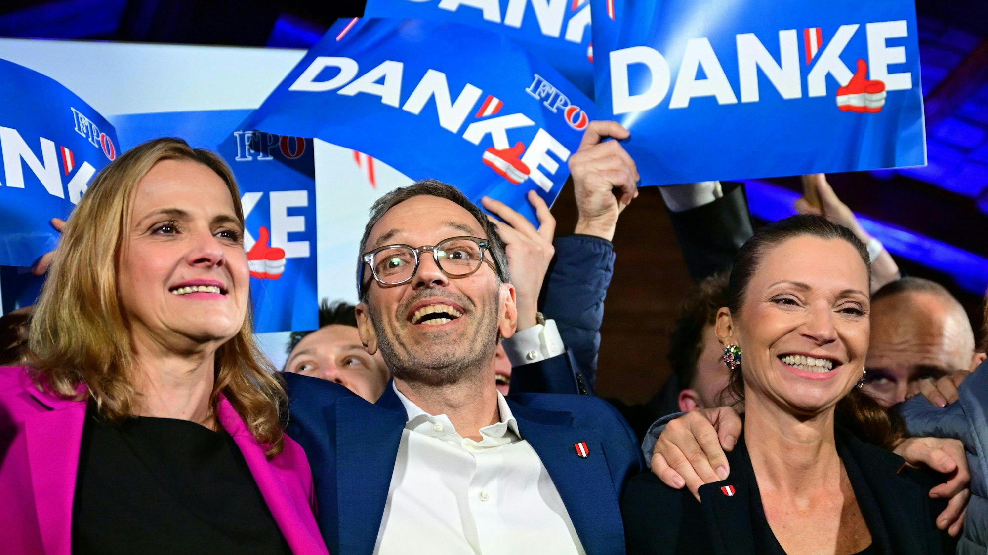 Dagmar Belakowitsch (FPÖ, l-r), Herbert Kickl, Vorsitzender der Freiheitlichen Partei Österreichs (FPÖ), und Susanne Fürst (FPÖ) feiern bei der FPÖ-Wahlparty im Rahmen der Nationalratswahl.