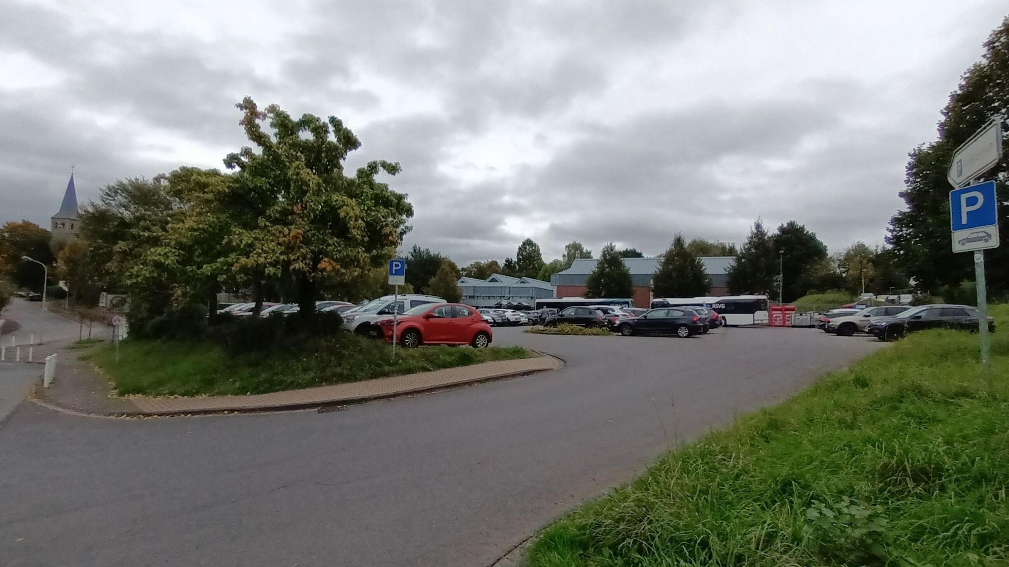 Ein Parkplatz im Ortskern von Birk