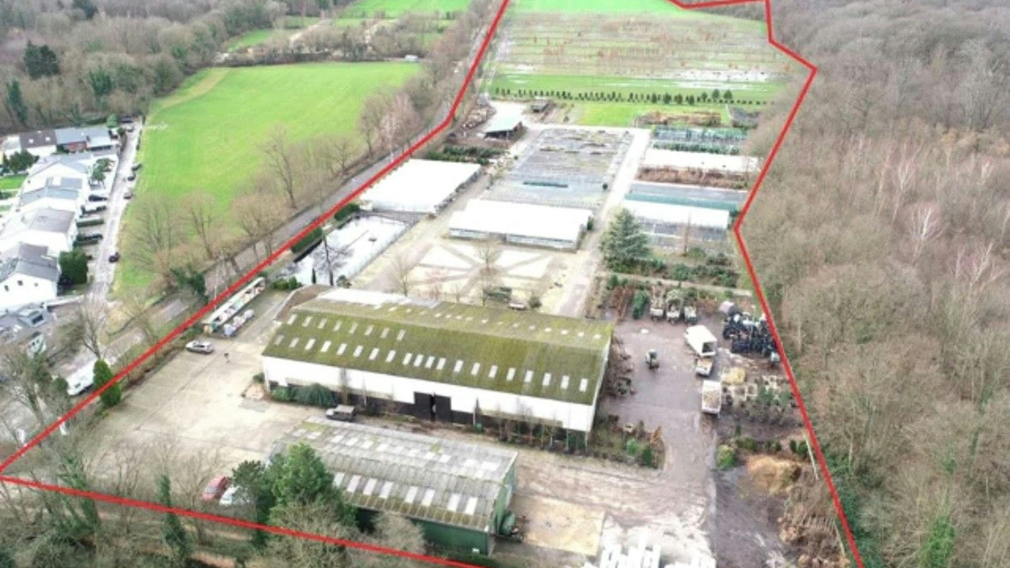 Auf dem Bild ist eine Luftaufnahme eines Grundstücks zu sehen.