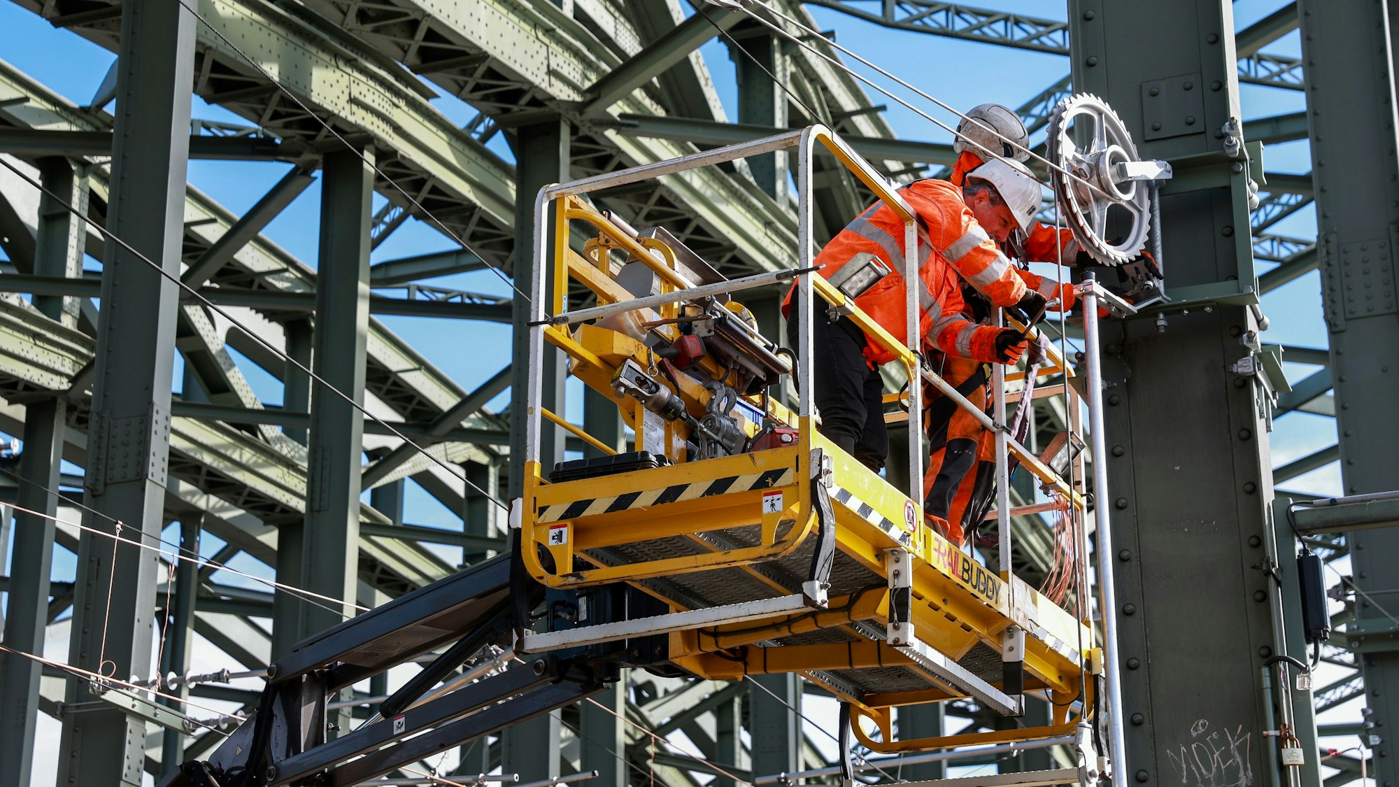 Die Deutsche Bahn baut auf der Hohenzollernbrücke neue Signalbrücken für das elektronische Stellwerk.