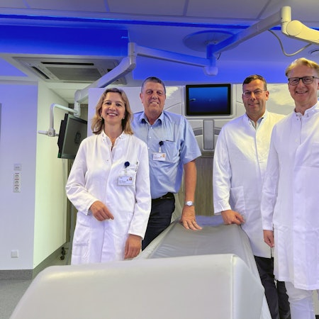 Petra Weßling (v.l.) , Krankenhaus-Geschäftsführer Andreas Weigand, Martin Bansmann und Marc Horlitz freuen sich über die Zertifizierung.