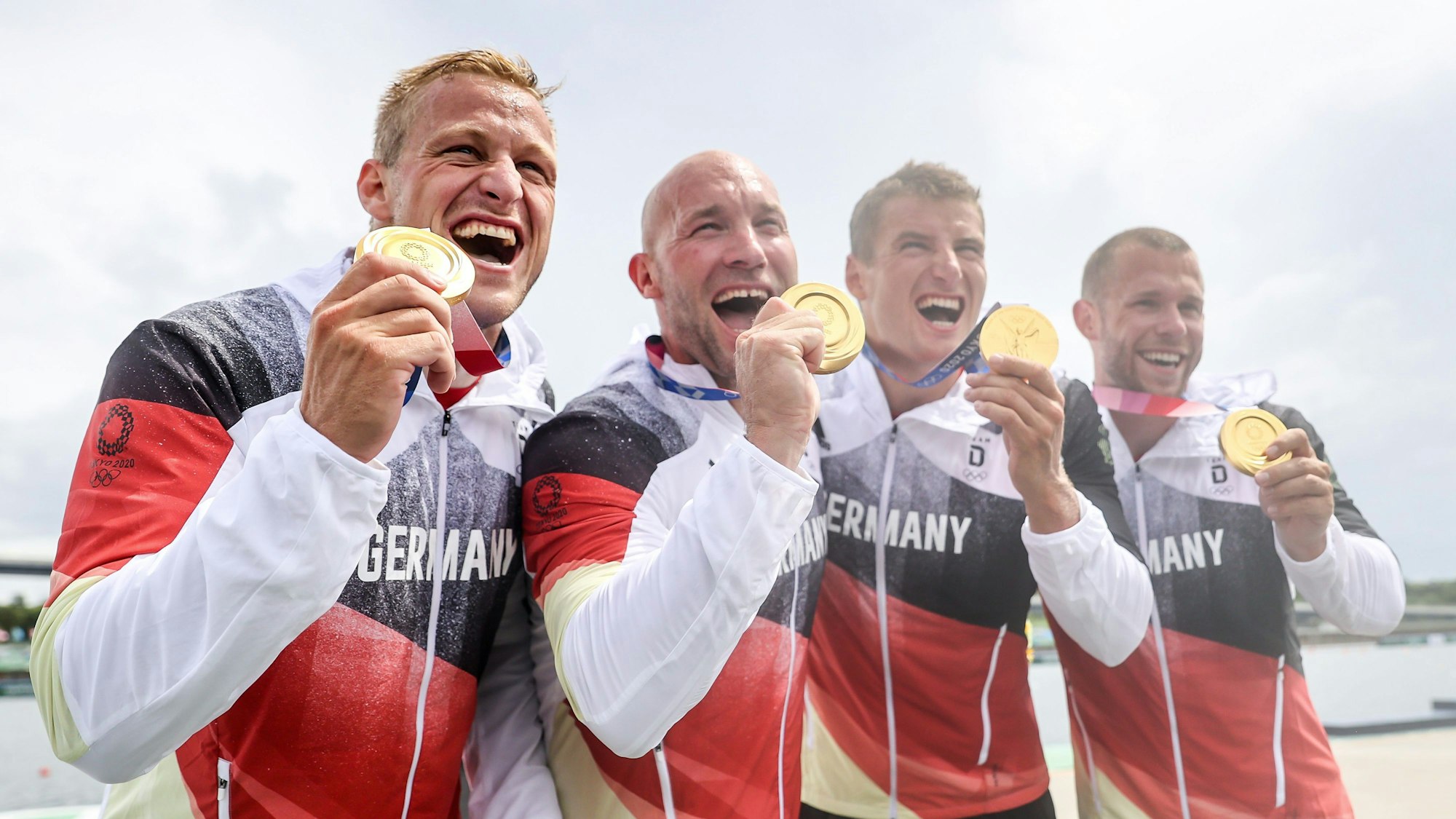 Kajak-Vierer aus Deutschland mit Max Rendschmidt, Ronald Rauhe, Tom Liebscher und Max Lemke jubeln in Tokio über Gold.