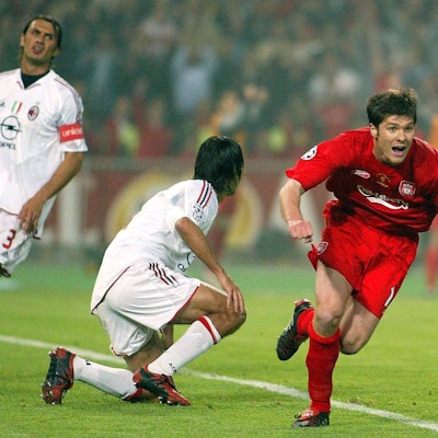 Mai 2005: Xabi Alonso (Liverpool, re.) dreht jubelnd ab, dahinter können Paolo Maldini (li.) und Alessandro Nesta (beide Milan) nur enttäuscht dreinschauen.