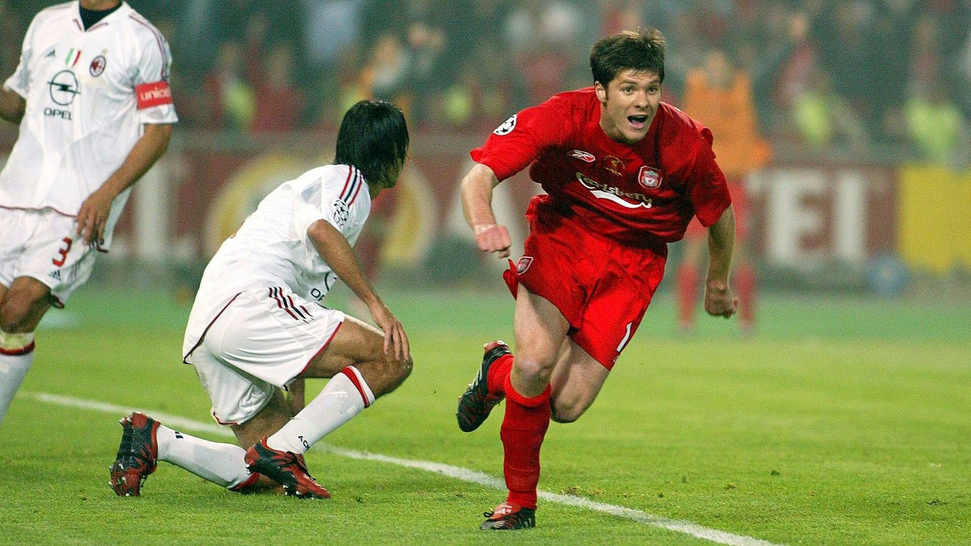 Mai 2005: Xabi Alonso (Liverpool, re.) dreht jubelnd ab, dahinter können Paolo Maldini (li.) und Alessandro Nesta (beide Milan) nur enttäuscht dreinschauen.