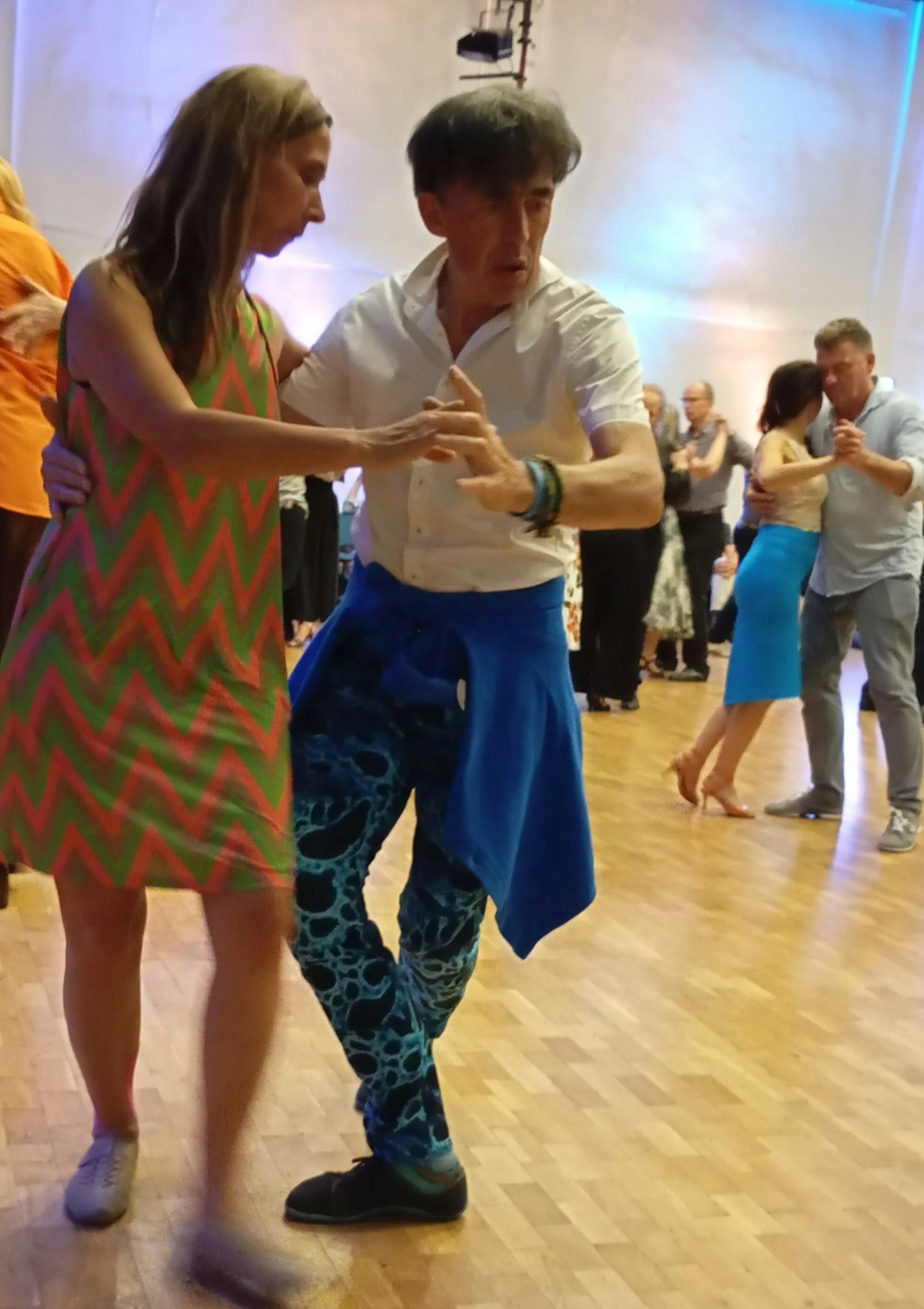 Auf dem Bild sind Tango-Tänzer im Stadtsaal zu sehen.