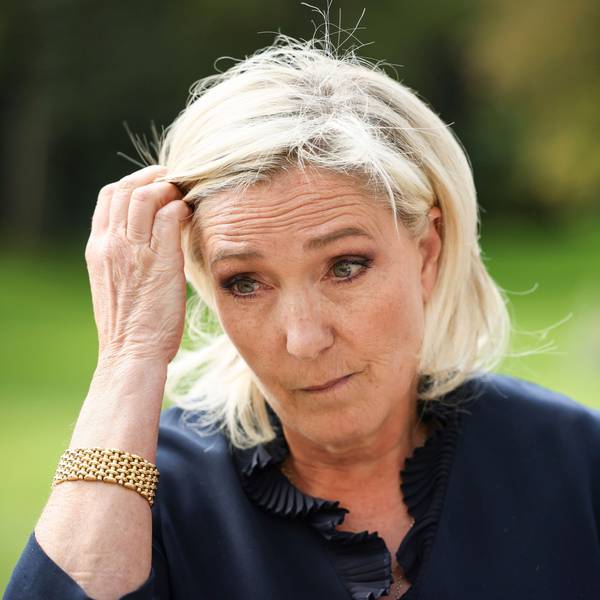 ARCHIV - 26.08.2024, Frankreich, Paris: Die französische Abgeordnete und Vorsitzende der rechtsextremen Partei Rassemblement National (RN) Marine Le Pen gestikuliert am Elysee-Palast nach einem Treffen mit dem französischen Präsidenten Emmanuel Macron.