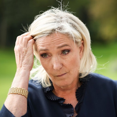 ARCHIV - 26.08.2024, Frankreich, Paris: Die französische Abgeordnete und Vorsitzende der rechtsextremen Partei Rassemblement National (RN) Marine Le Pen gestikuliert am Elysee-Palast nach einem Treffen mit dem französischen Präsidenten Emmanuel Macron.