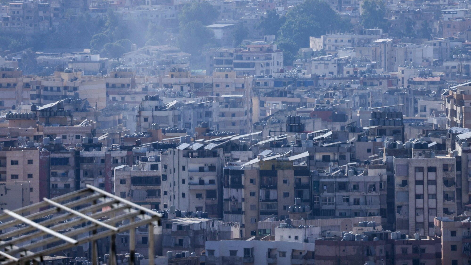 Rauch zieht über Gebäude im Stadtteil Dahieh im Süden von Beirut.
