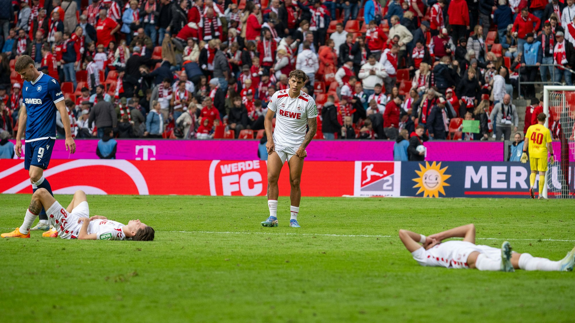 Julian Pauli (M.) zeigte noch die solideste Leistung in einer extrem sprunghaften Kölner Mannschaft.