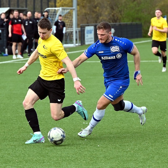 10.03.2024, Fussball-CFB Ford Niehl - DJK Südwest Köln
links: Phillip Graf (Südwest)
rechts: Yannik Jerusalem (Niehl)
Foto: Uli Herhaus