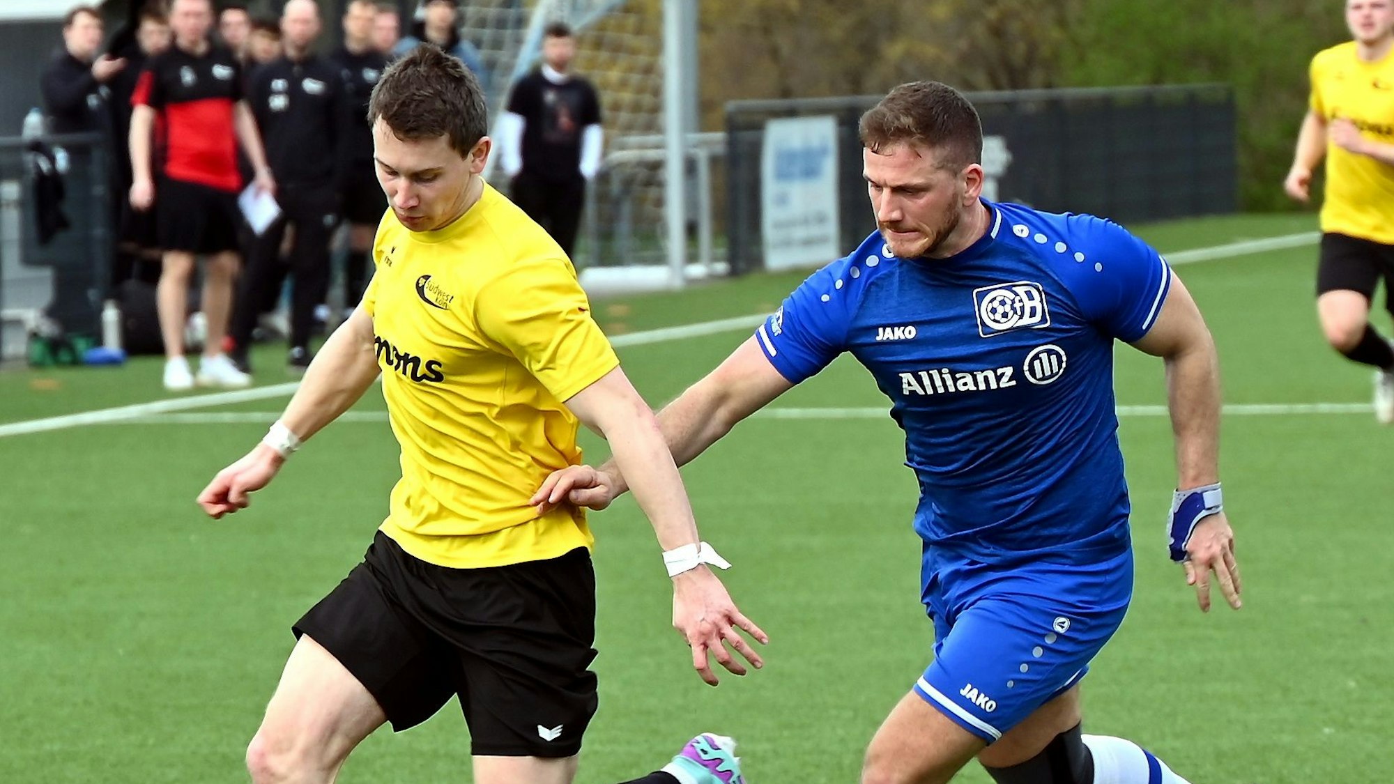 10.03.2024, Fussball-CFB Ford Niehl - DJK Südwest Köln
links: Phillip Graf (Südwest)
rechts: Yannik Jerusalem (Niehl)
Foto: Uli Herhaus