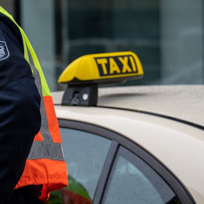 Das Foto zeigt einen Beamten des Kölner Zolls.