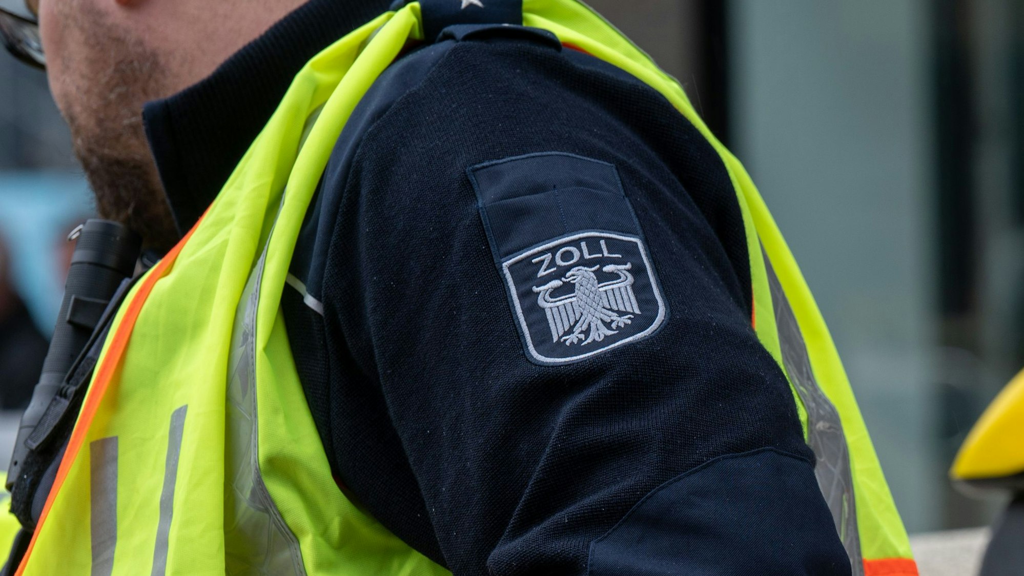 Das Foto zeigt einen Beamten des Kölner Zolls.
