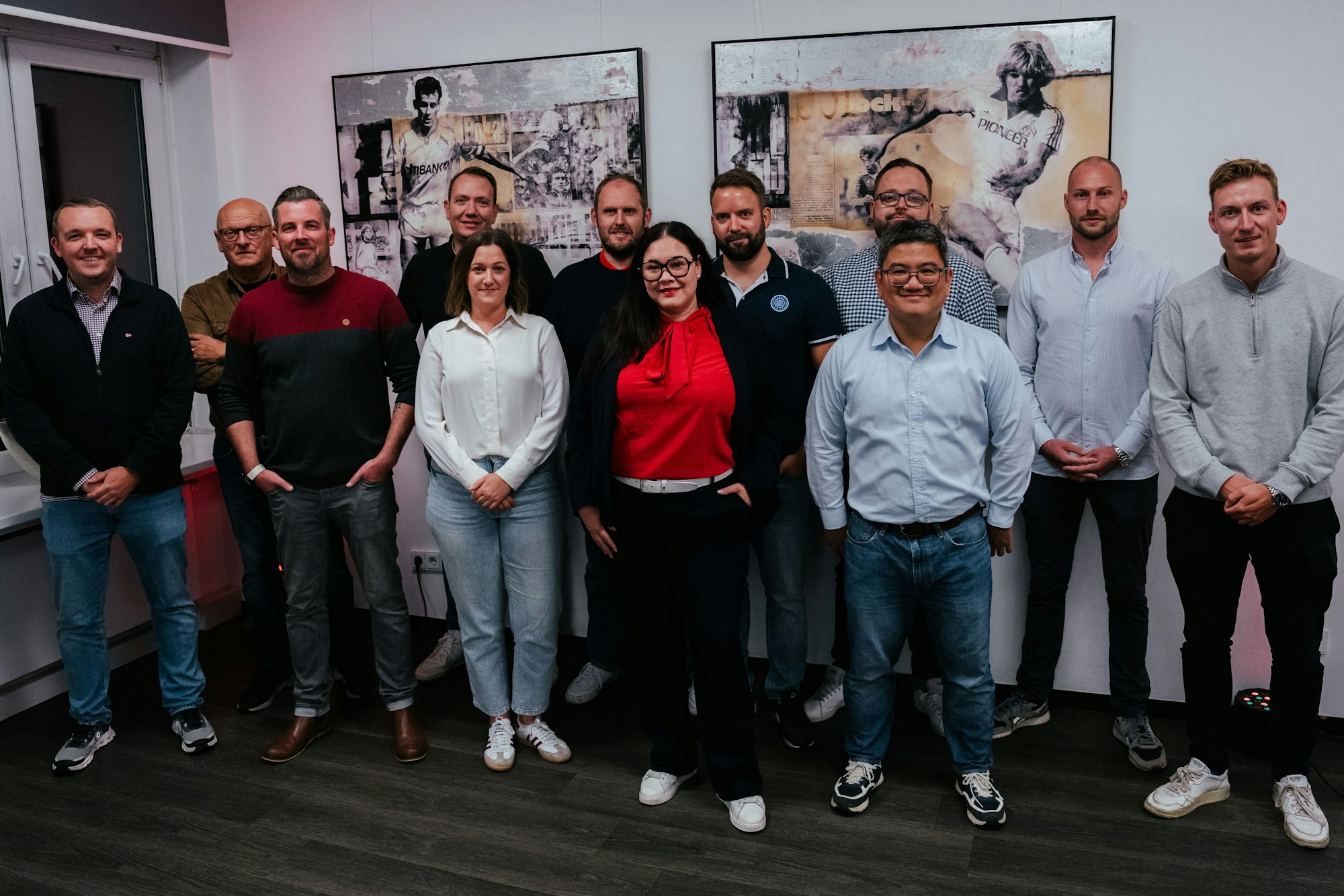 1. FC Köln, Mitgliederversammlung, 24.09.2024, 18.00 Uhr, der neue Mitgliederrat mit dem Vorstand auf der Bühne(1. FC Köln), Bild: Herbert Bucco