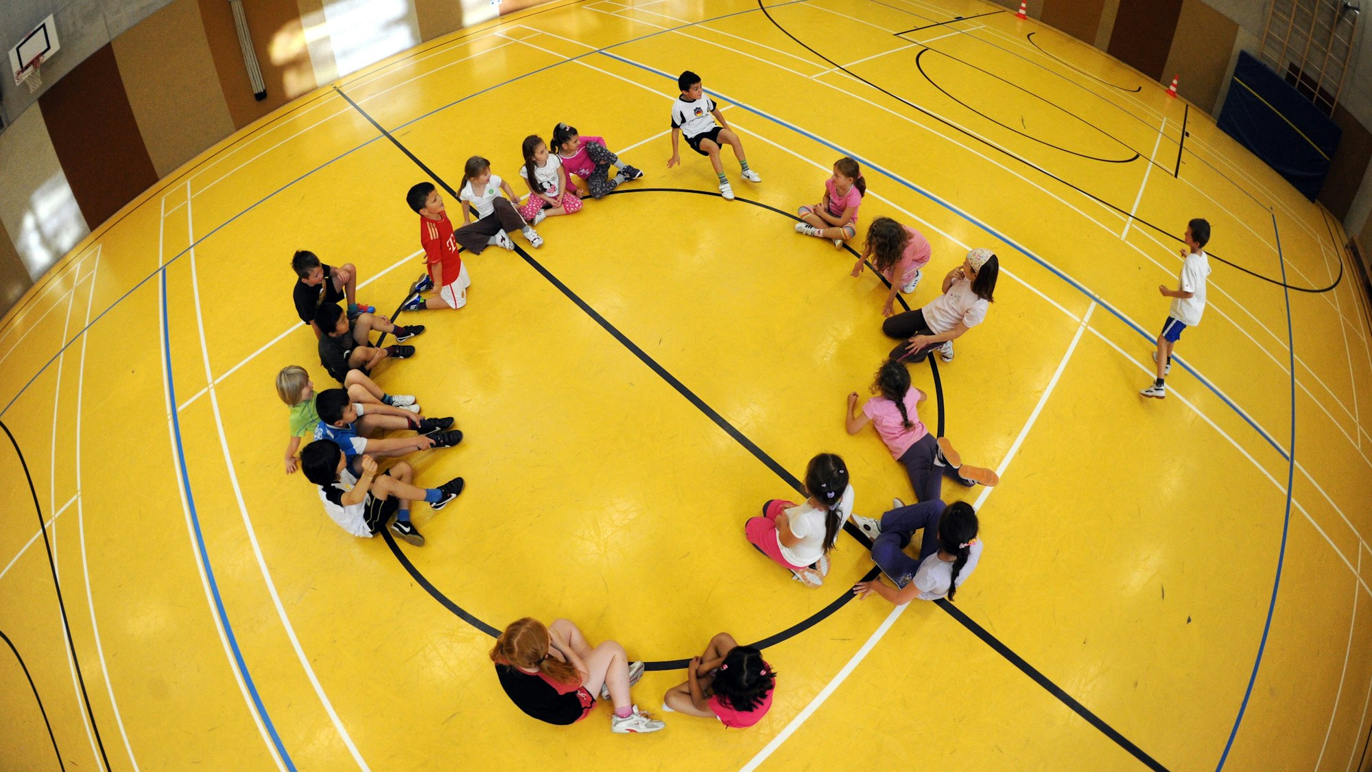 Auf dem Bild sind Kinder beim Schulsport zu sehen.