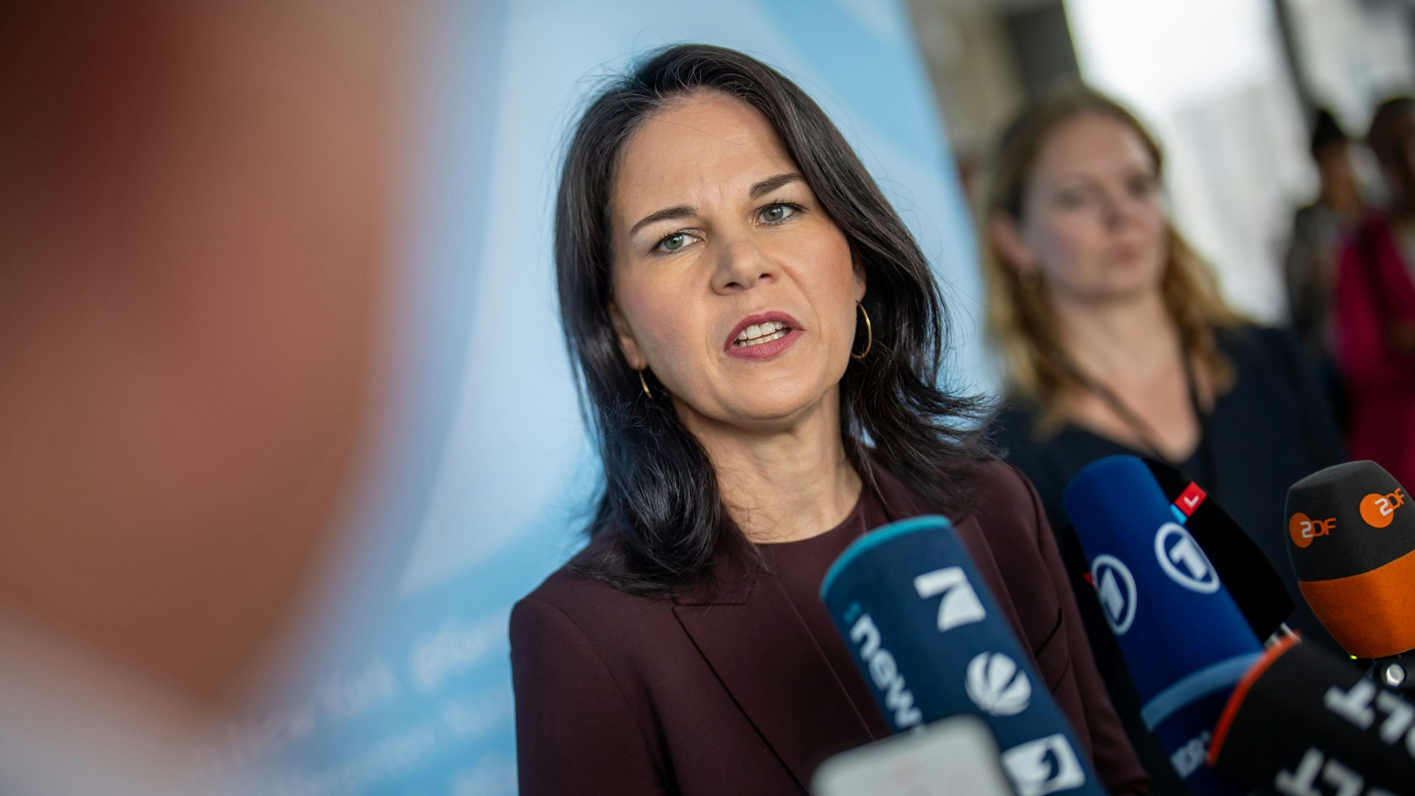 ARCHIV - 25.09.2024, USA, New York: Annalena Baerbock (Bündnis 90/Die Grünen), Außenministerin, spricht bei einem Pressestatement am Rande der 79. Generaldebatte der UN-Vollversammlung. (zu dpa: «Baerbock: Libanon destabilisieren nicht im Interesse Israels») Foto: Michael Kappeler/dpa +++ dpa-Bildfunk +++