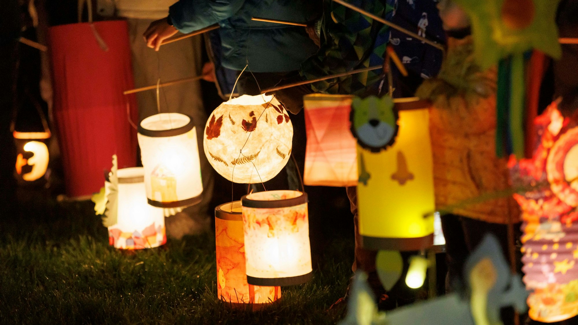 Im Klingenbachpark findet ein Martinsspiel mit St. Martin auf dem Pferd und Laternenlauf statt. Kinder halten beim Martinsspiel ihre Laternen in der Hand.