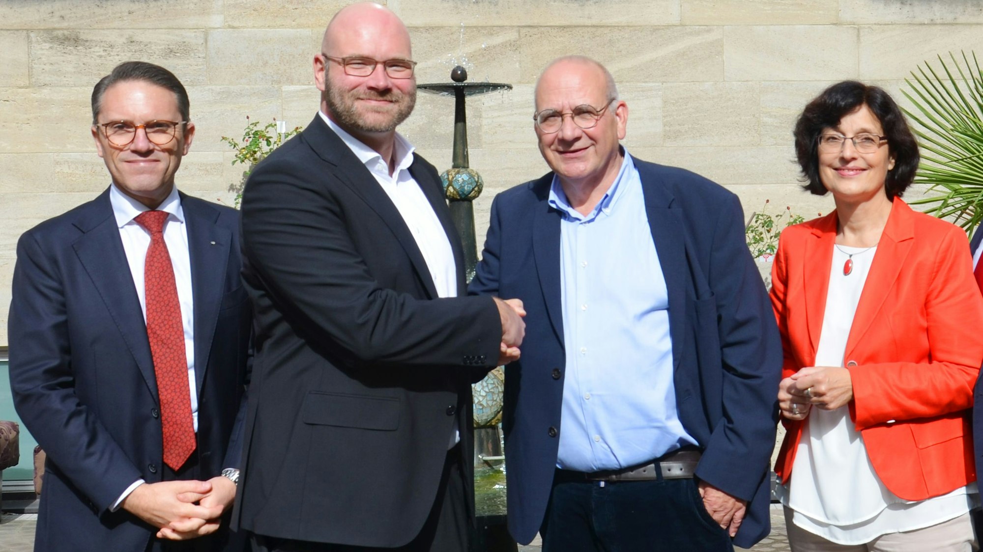 Frank Mederlet (3. v.l.) übergibt an Christian Meyer-Kahrweg (2.v.l.). Außen: Stefan Kämmerling (Landesgeschäftsführer der NRW-SPD) und Claudia Walther.