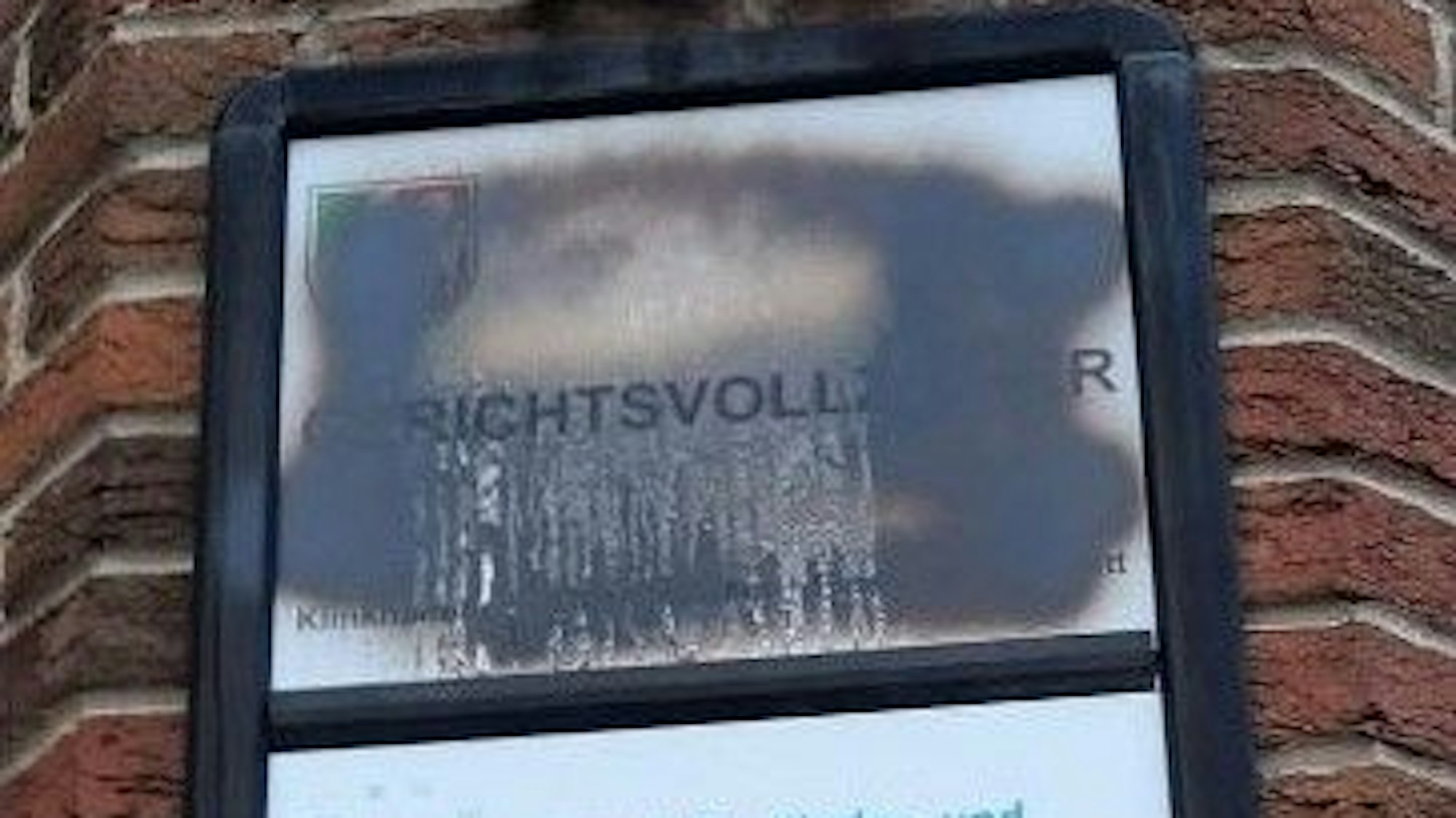 Das Firmenschild wurde mit Farbe beschmiert.