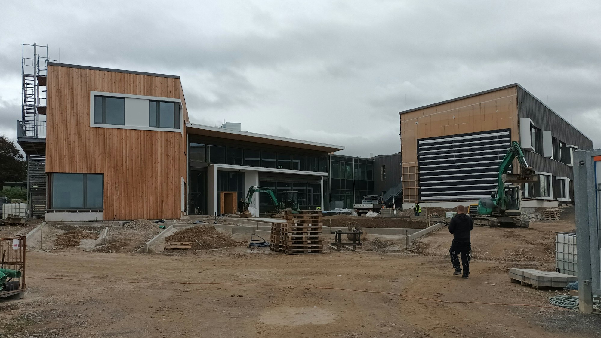 Ein Gebäudeensemble mit Holzfassade