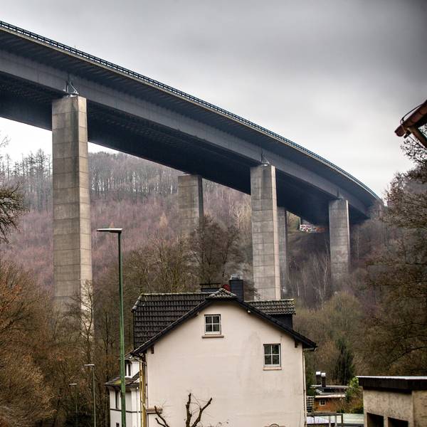 ARCHIV - 19.01.2022, Nordrhein-Westfalen, Lüdenscheid: Die inzwischen gesprengte Talbrücke Rahmede der Autobahn 45 bei Lüdenscheid.