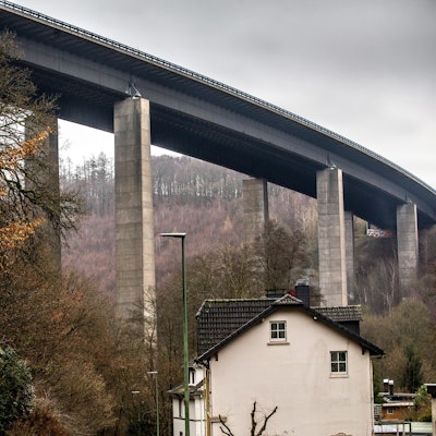 ARCHIV - 19.01.2022, Nordrhein-Westfalen, Lüdenscheid: Die inzwischen gesprengte Talbrücke Rahmede der Autobahn 45 bei Lüdenscheid.