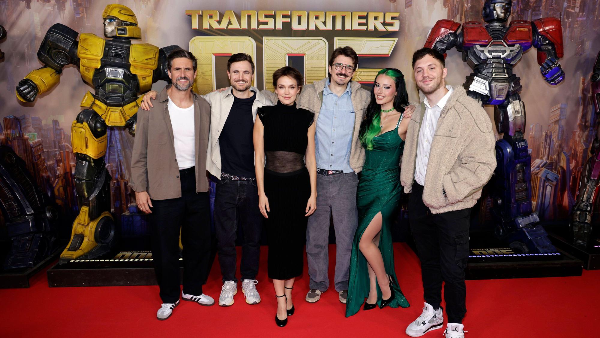Tom Beck, Emilia Schüle, Phil Laude, Rumathra, Dilara und Chefstrobel bei der Premiere des Kinofilms Transformers One im Cinedom.