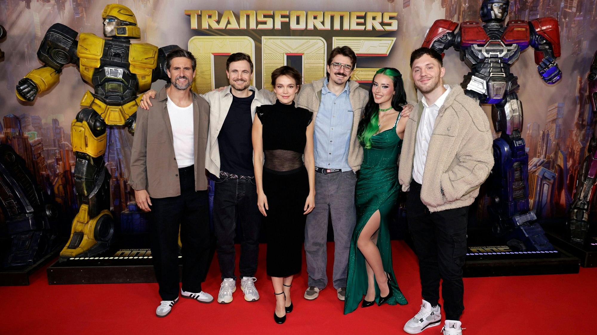Tom Beck, Emilia Schüle, Phil Laude, Rumathra, Dilara und Chefstrobel bei der Premiere des Kinofilms Transformers One im Cinedom.