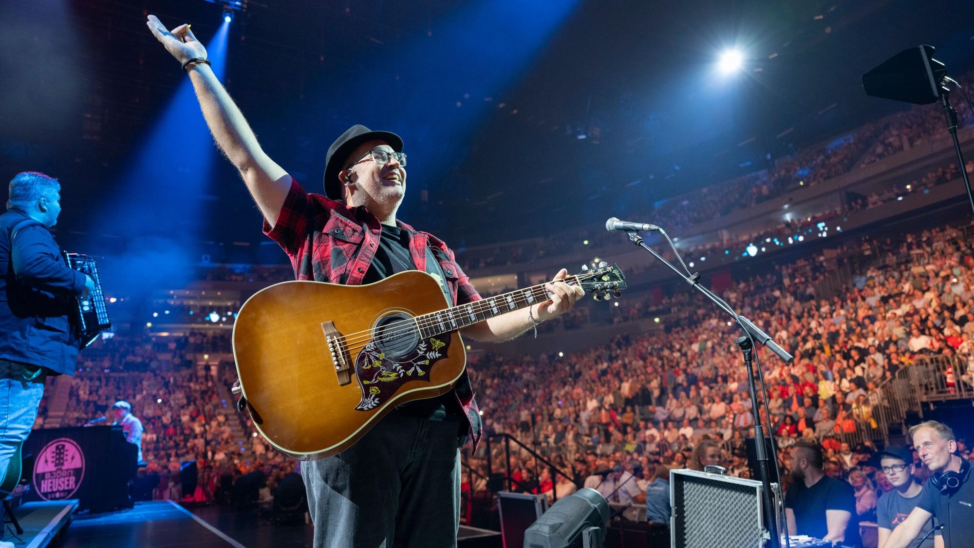 Björn Heuser singt gemeinsam mit seinem Publikum in der Lanxess-Arena.
