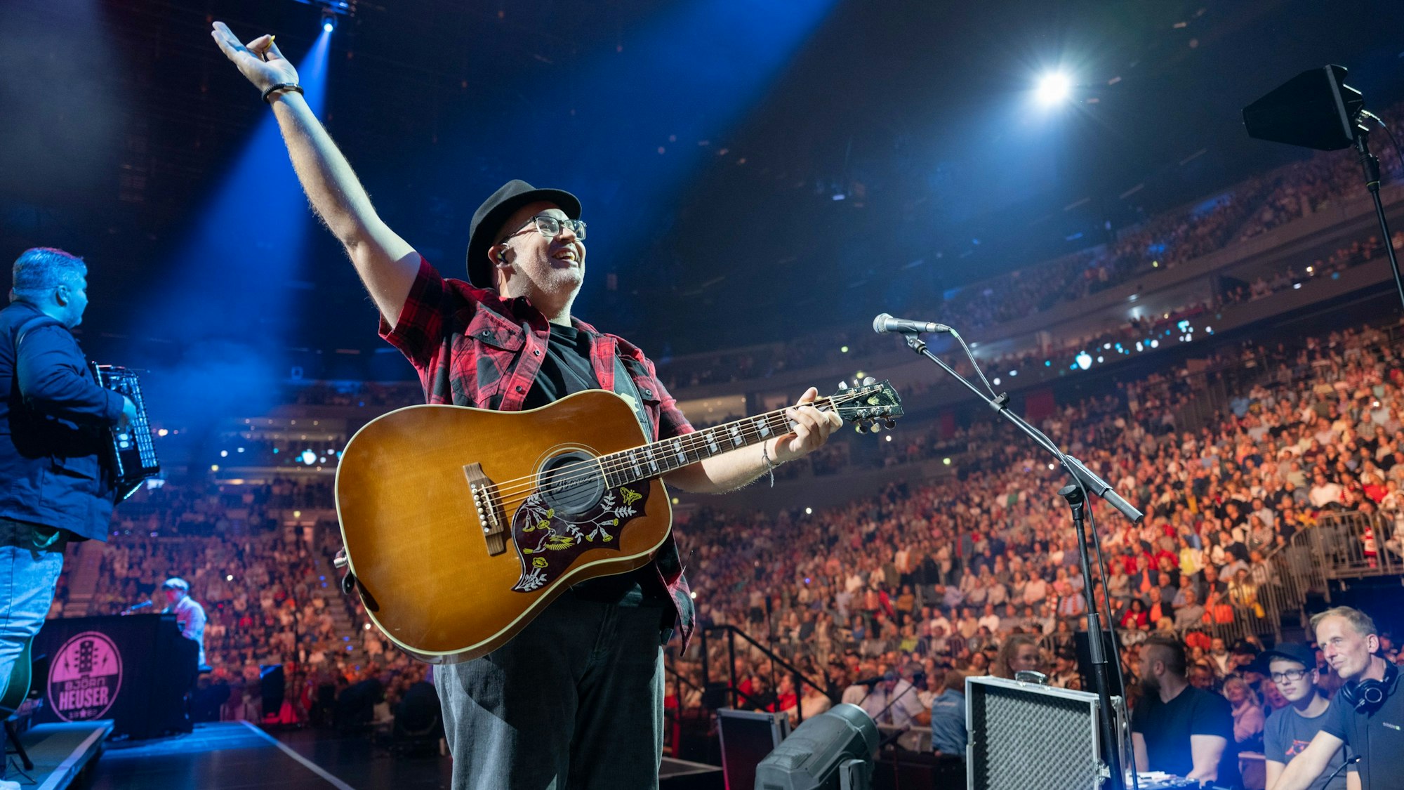 Björn Heuser singt gemeinsam mit seinem Publikum in der Lanxess-Arena.