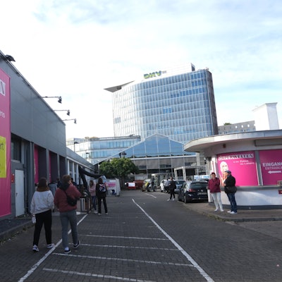 Zu viel Event-Charakter? Im ehemaligen Autohaus an der Oskar-Jäger-Straße ist derzeit noch die Ausstellung „Körperwelten“ zu sehen.