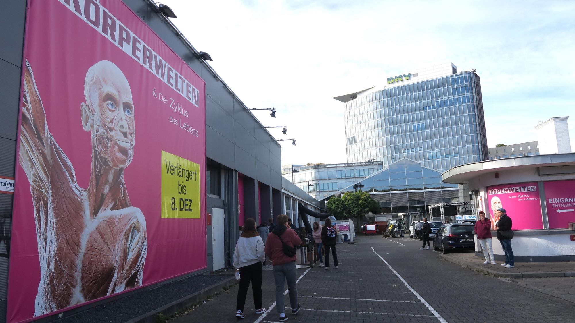 Zu viel Event-Charakter? Im ehemaligen Autohaus an der Oskar-Jäger-Straße ist derzeit noch die Ausstellung „Körperwelten“ zu sehen.